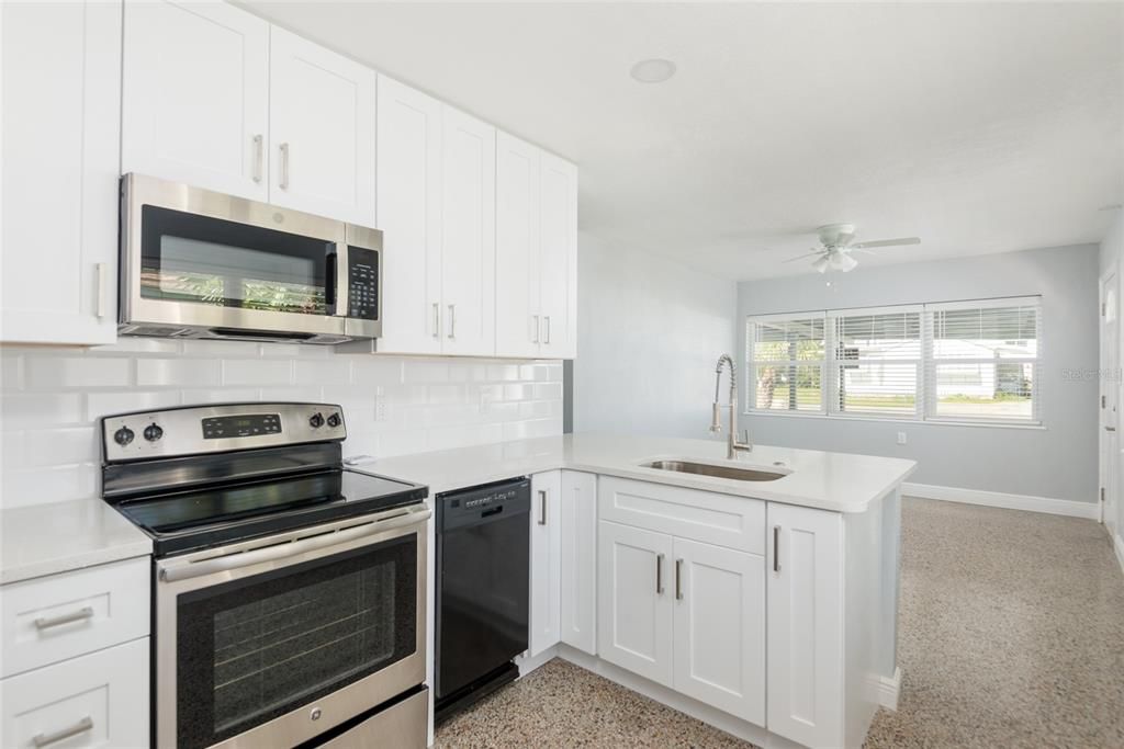 待售: $599,000 (4 贝兹, 0 浴室, 1352 平方英尺)