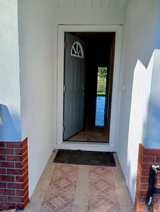 Active With Contract: $284,900 (3 beds, 1 baths, 998 Square Feet)