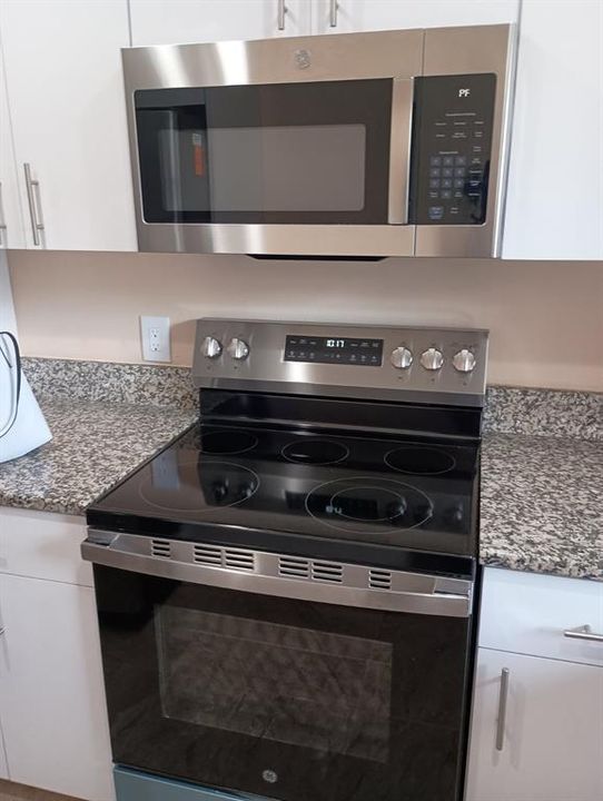 Active With Contract: $284,900 (3 beds, 1 baths, 998 Square Feet)