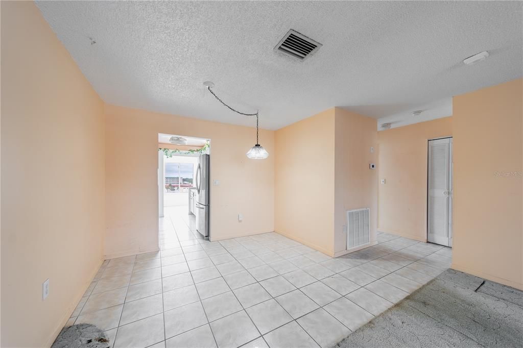 На продажу: $184,000 (2 спален, 2 ванн, 1250 Квадратных фут)