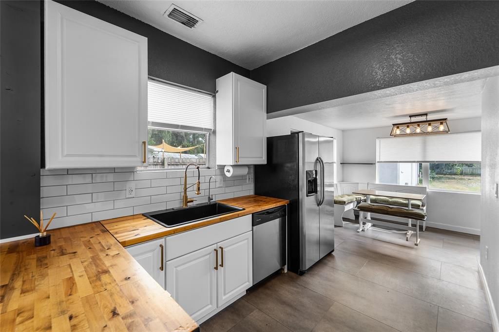 Active With Contract: $349,900 (3 beds, 2 baths, 1110 Square Feet)