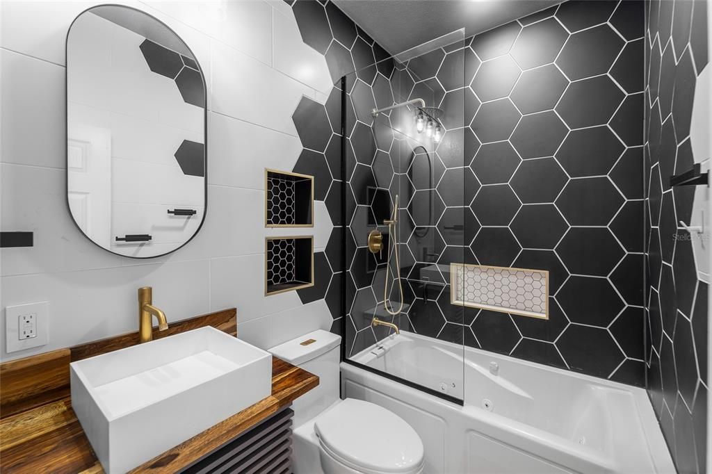 Active With Contract: $349,900 (3 beds, 2 baths, 1110 Square Feet)