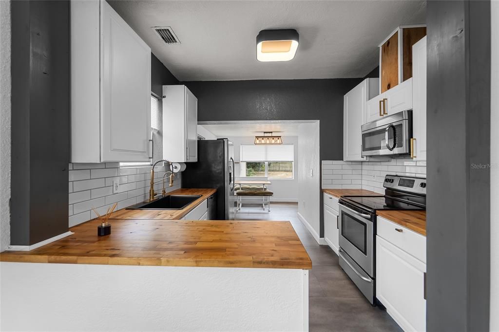 Active With Contract: $349,900 (3 beds, 2 baths, 1110 Square Feet)