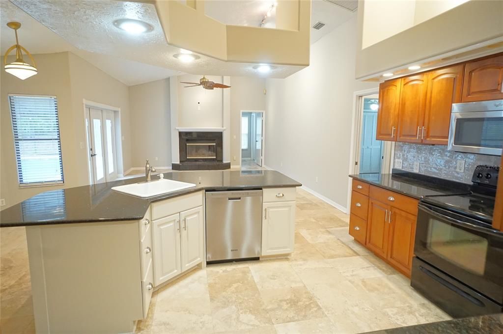 出租: $3,400 (4 贝兹, 3 浴室, 2683 平方英尺)