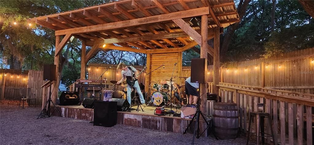 For Sale: $375,000 (3 beds, 2 baths, 1250 Square Feet)