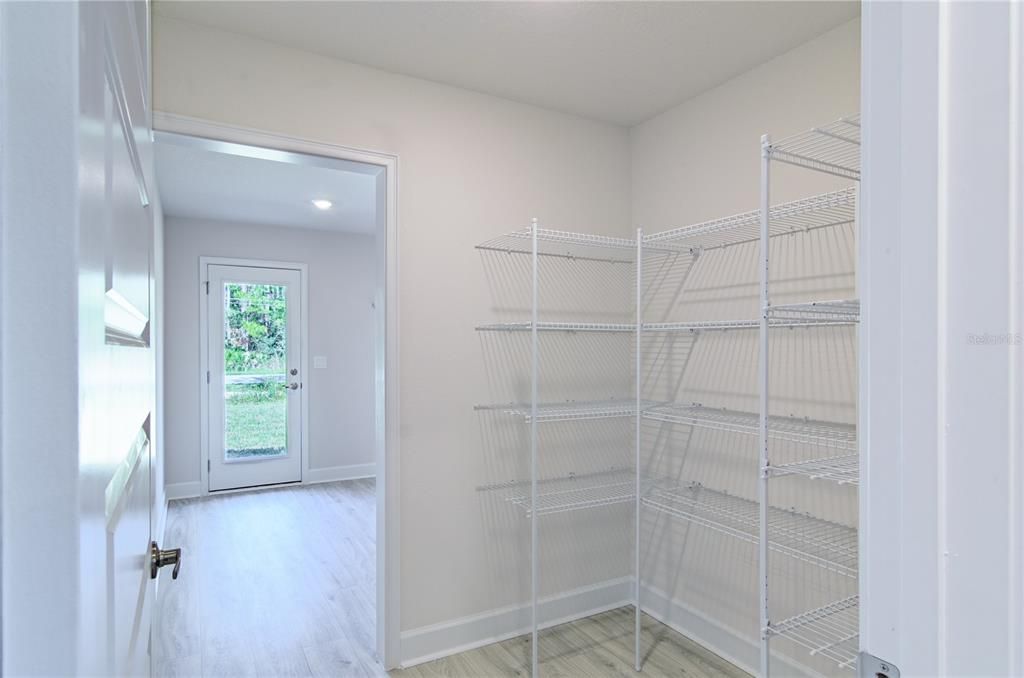 合同活跃: $404,400 (4 贝兹, 3 浴室, 3000 平方英尺)