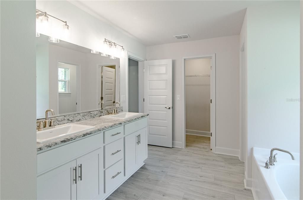 合同活跃: $404,400 (4 贝兹, 3 浴室, 3000 平方英尺)