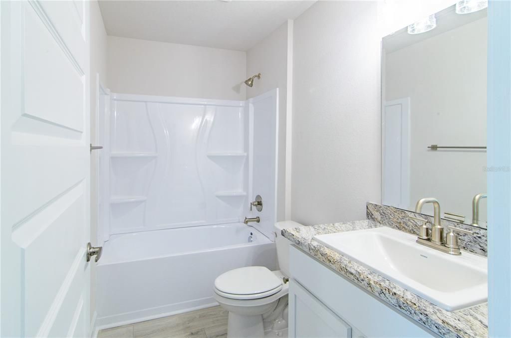 合同活跃: $404,400 (4 贝兹, 3 浴室, 3000 平方英尺)