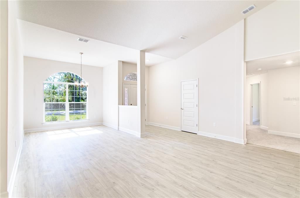 合同活跃: $404,400 (4 贝兹, 3 浴室, 3000 平方英尺)