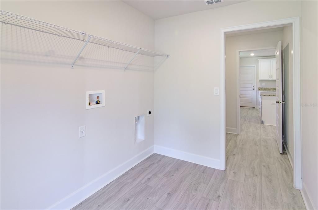 合同活跃: $404,400 (4 贝兹, 3 浴室, 3000 平方英尺)