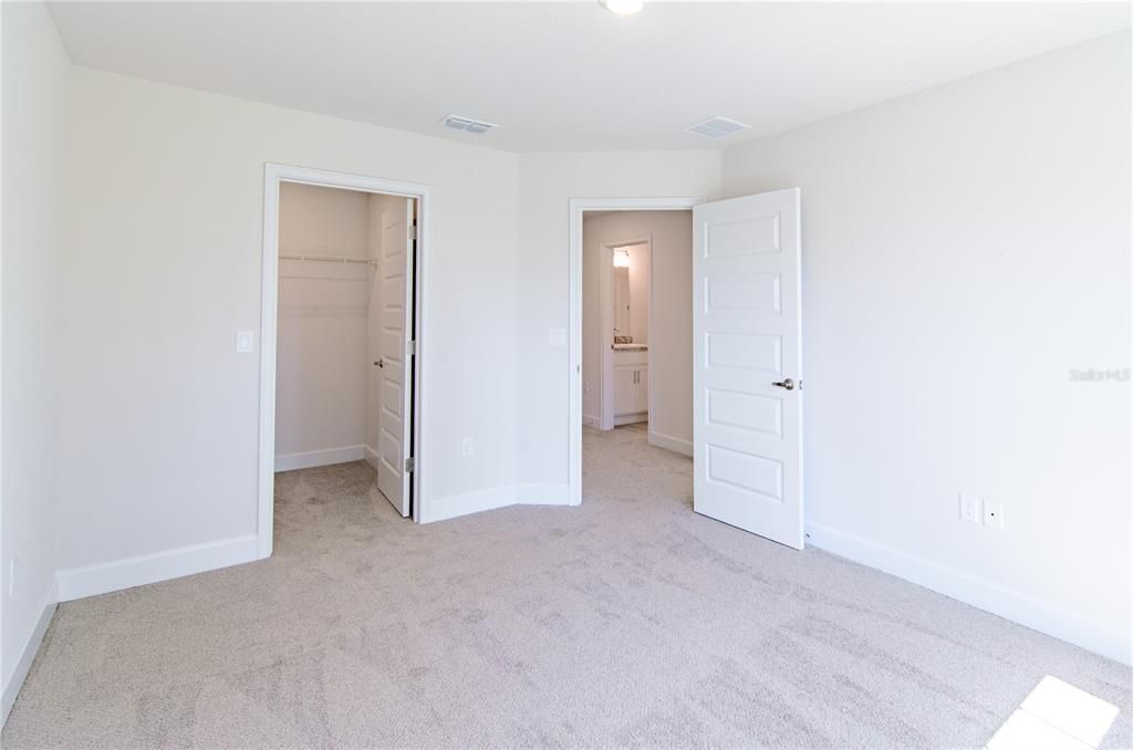 合同活跃: $404,400 (4 贝兹, 3 浴室, 3000 平方英尺)