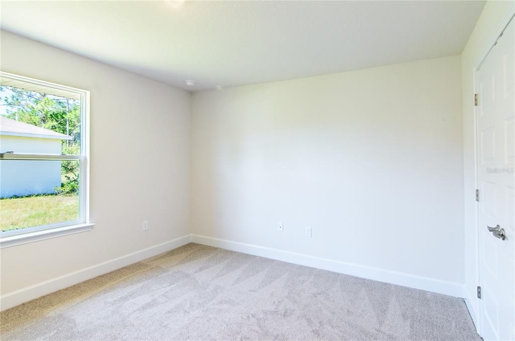 合同活跃: $404,400 (4 贝兹, 3 浴室, 3000 平方英尺)