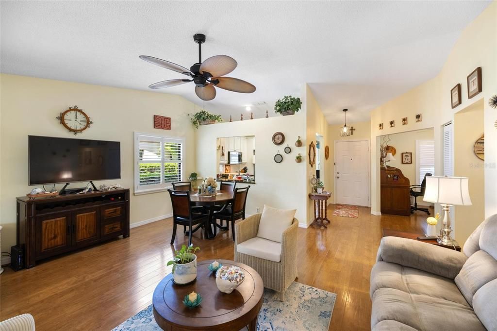 Activo con contrato: $245,000 (2 camas, 2 baños, 1242 Pies cuadrados)