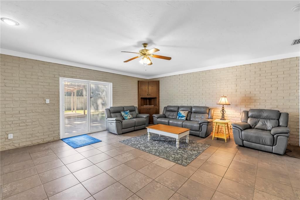 For Sale: $579,000 (3 beds, 2 baths, 1751 Square Feet)