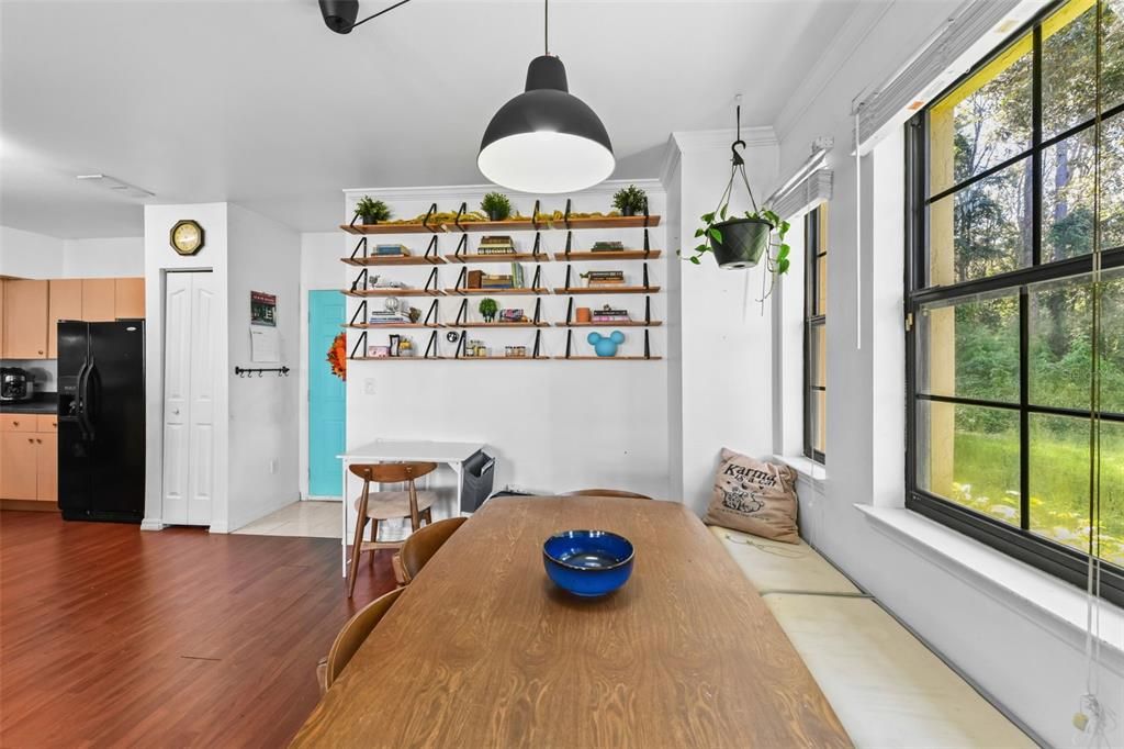 Под контрактом: $315,000 (3 спален, 2 ванн, 1391 Квадратных фут)