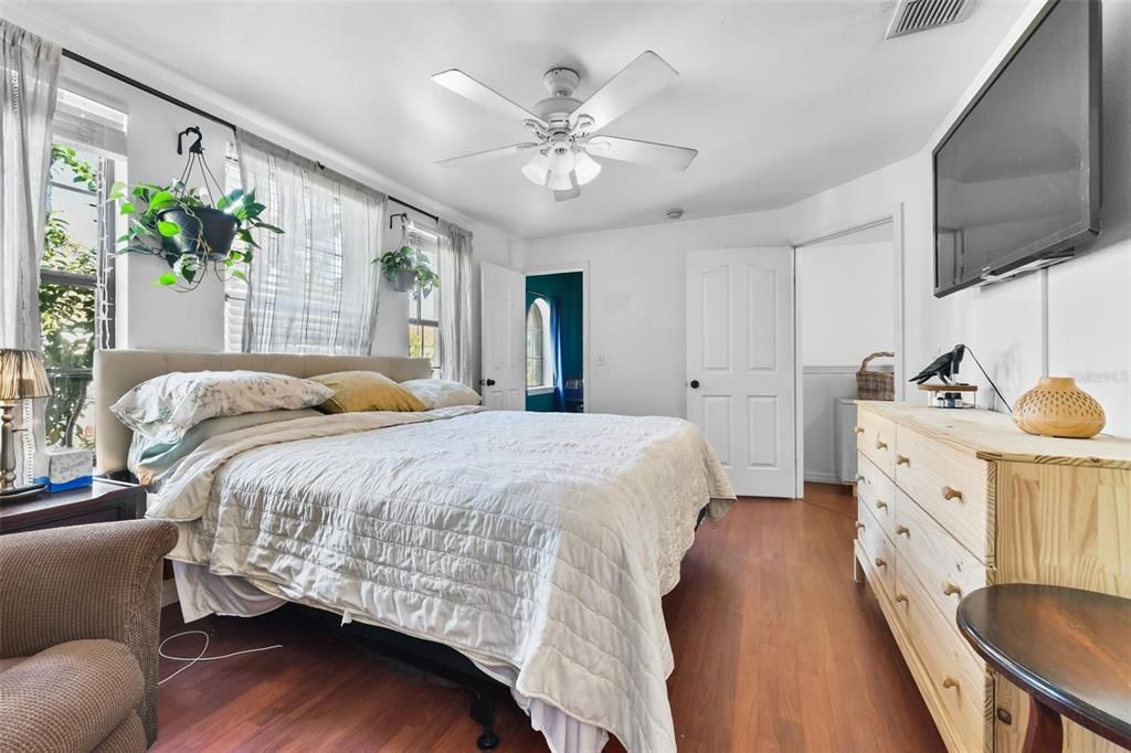 Под контрактом: $315,000 (3 спален, 2 ванн, 1391 Квадратных фут)