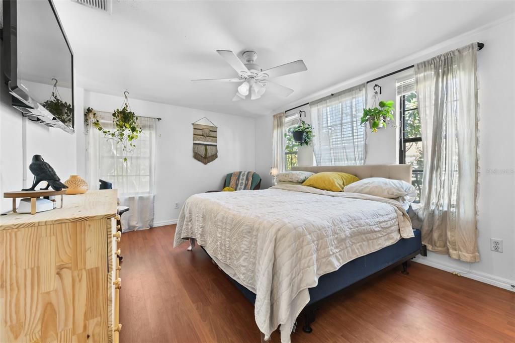 Под контрактом: $315,000 (3 спален, 2 ванн, 1391 Квадратных фут)