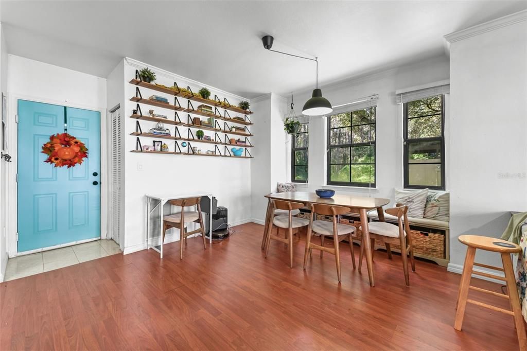 Под контрактом: $315,000 (3 спален, 2 ванн, 1391 Квадратных фут)