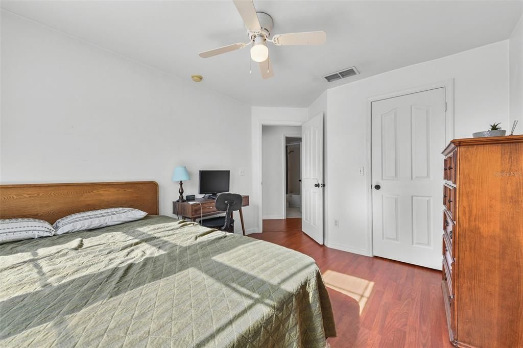 Под контрактом: $315,000 (3 спален, 2 ванн, 1391 Квадратных фут)