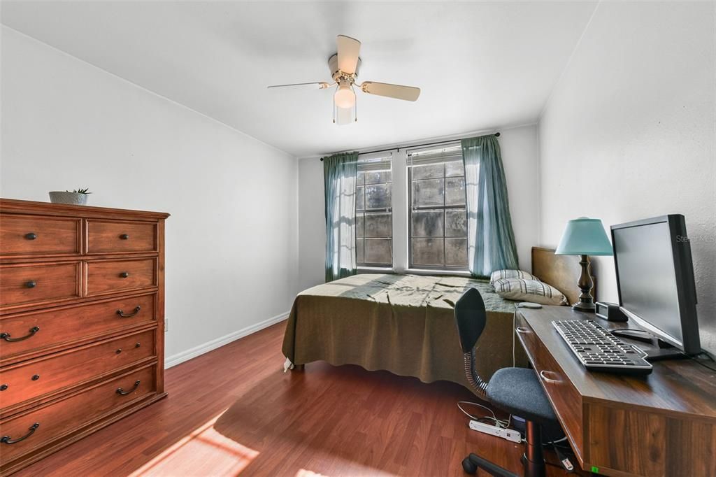 Под контрактом: $315,000 (3 спален, 2 ванн, 1391 Квадратных фут)