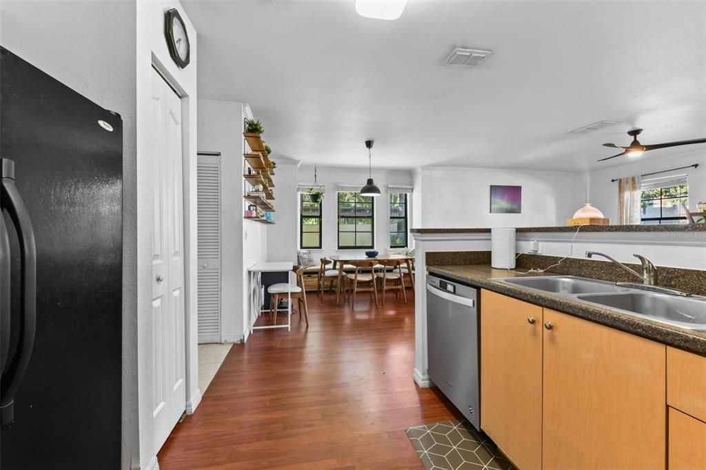 Под контрактом: $315,000 (3 спален, 2 ванн, 1391 Квадратных фут)