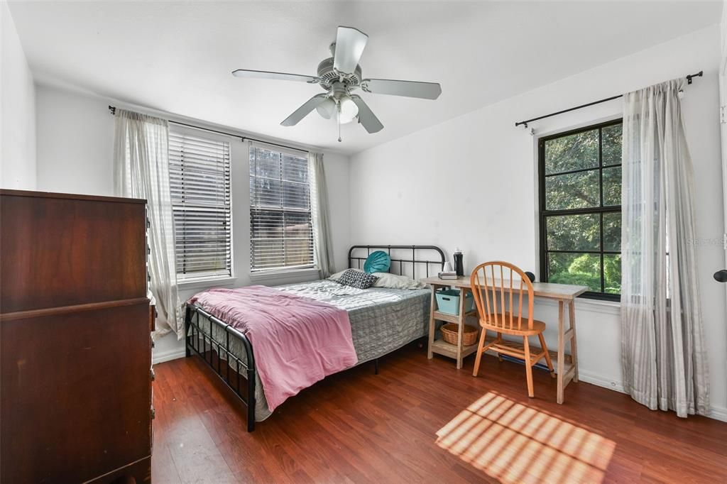 Под контрактом: $315,000 (3 спален, 2 ванн, 1391 Квадратных фут)