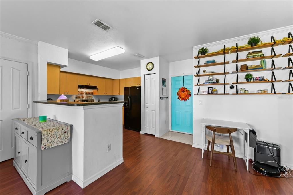 Под контрактом: $315,000 (3 спален, 2 ванн, 1391 Квадратных фут)