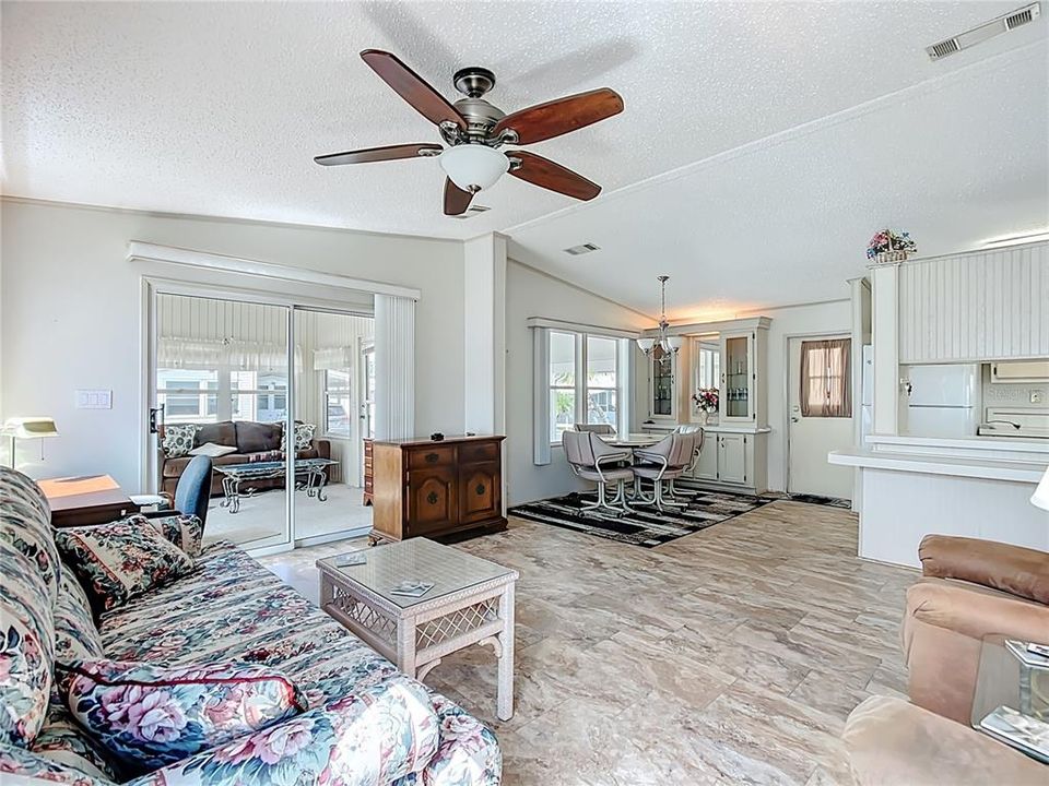 На продажу: $138,000 (2 спален, 2 ванн, 864 Квадратных фут)