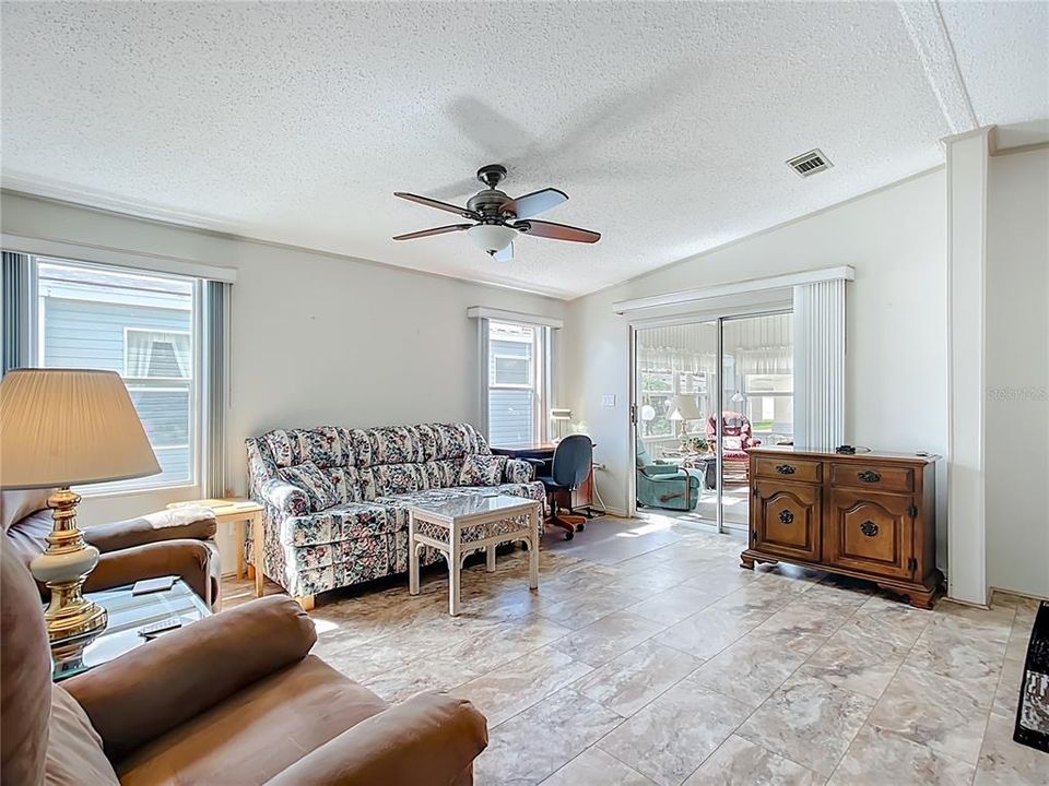 На продажу: $138,000 (2 спален, 2 ванн, 864 Квадратных фут)