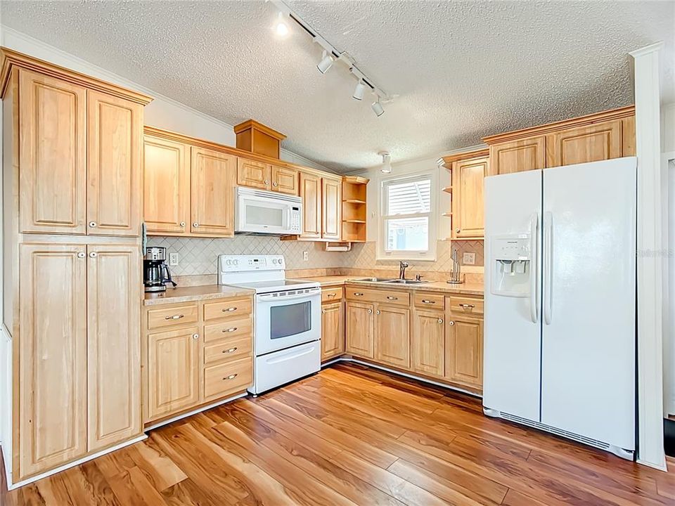 На продажу: $134,000 (2 спален, 2 ванн, 768 Квадратных фут)