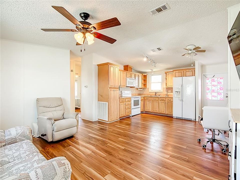 На продажу: $134,000 (2 спален, 2 ванн, 768 Квадратных фут)