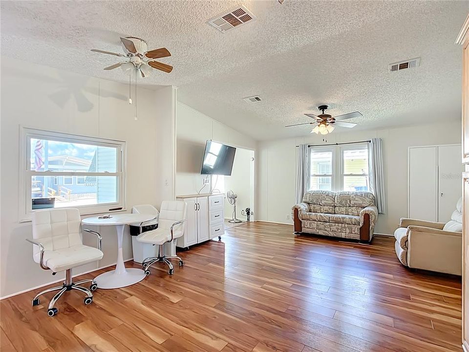 На продажу: $134,000 (2 спален, 2 ванн, 768 Квадратных фут)