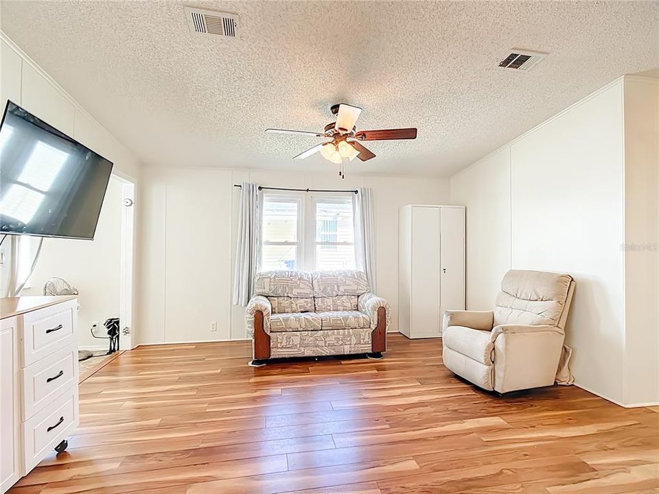 На продажу: $134,000 (2 спален, 2 ванн, 768 Квадратных фут)