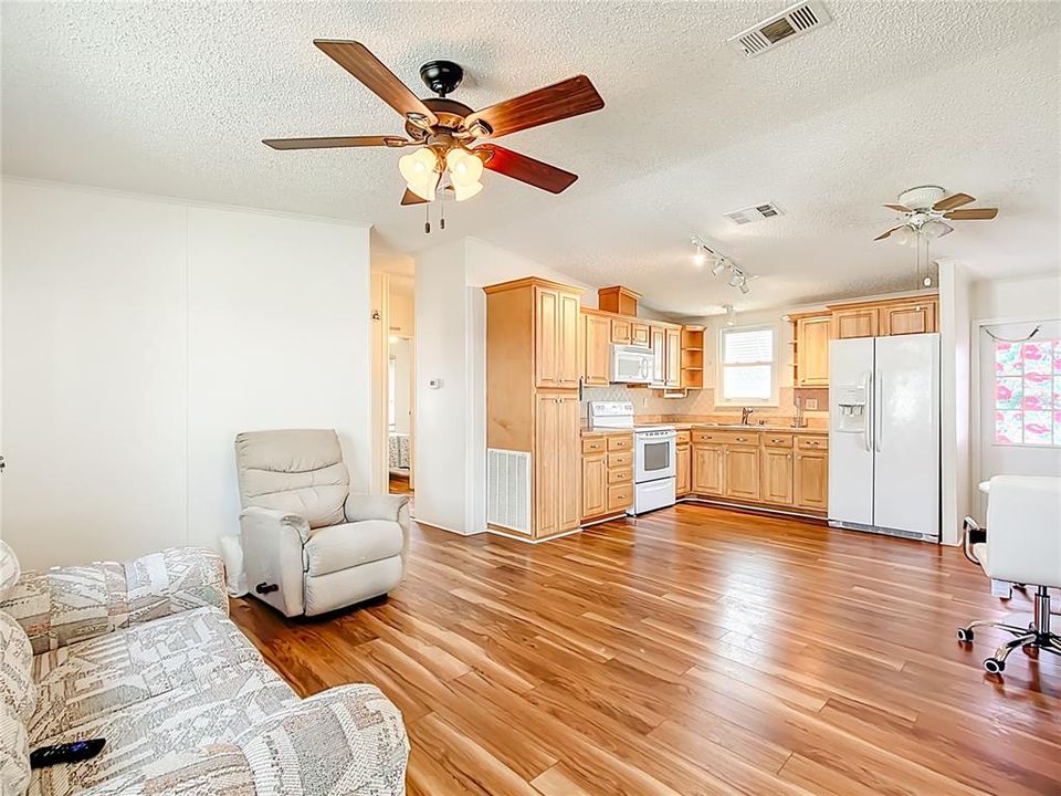 На продажу: $134,000 (2 спален, 2 ванн, 768 Квадратных фут)