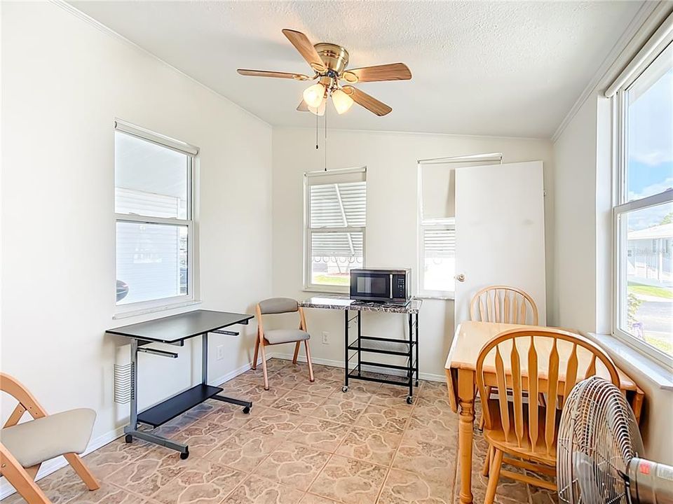 На продажу: $134,000 (2 спален, 2 ванн, 768 Квадратных фут)