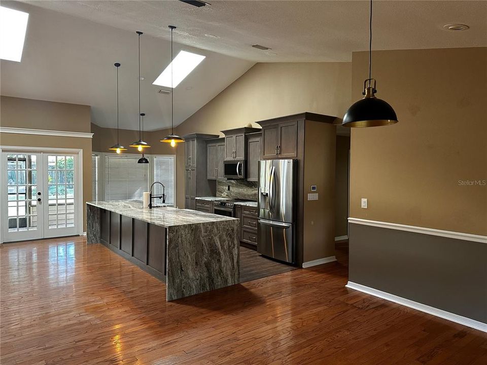 For Rent: $2,800 (3 beds, 2 baths, 1812 Square Feet)