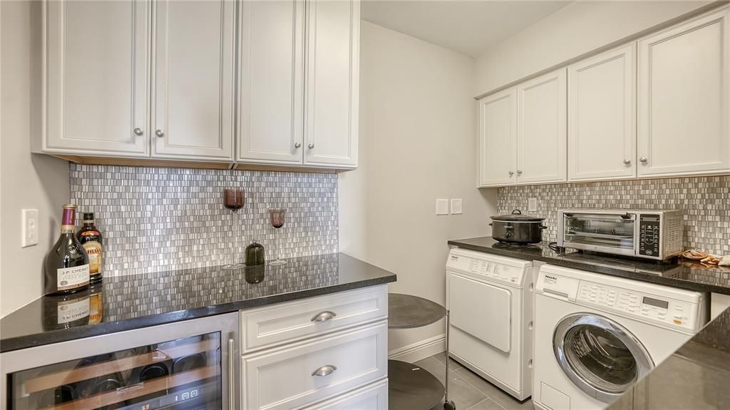 Active With Contract: $3,299,000 (3 beds, 3 baths, 2820 Square Feet)