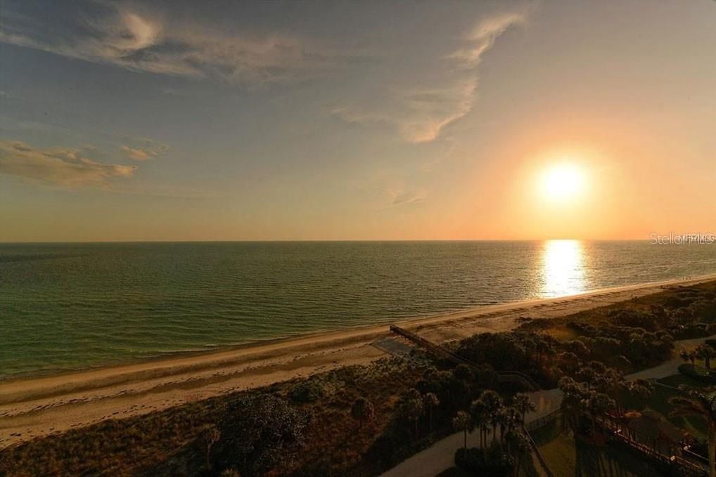 Active With Contract: $3,299,000 (3 beds, 3 baths, 2820 Square Feet)