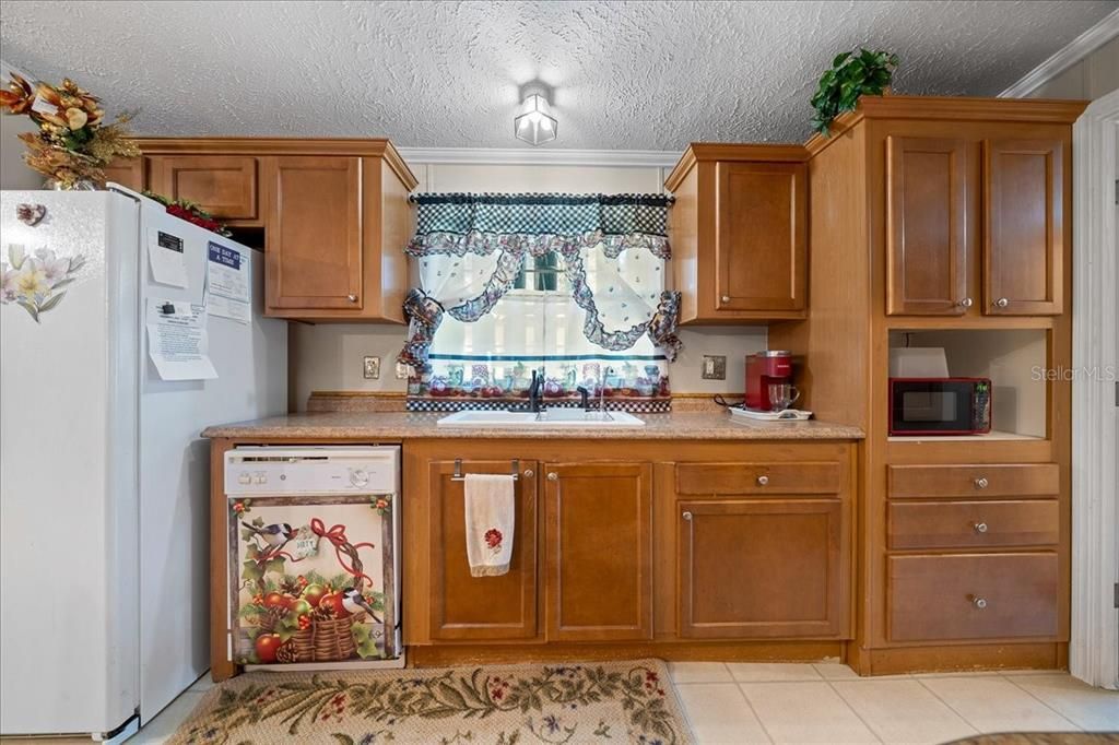 На продажу: $210,000 (3 спален, 2 ванн, 1456 Квадратных фут)