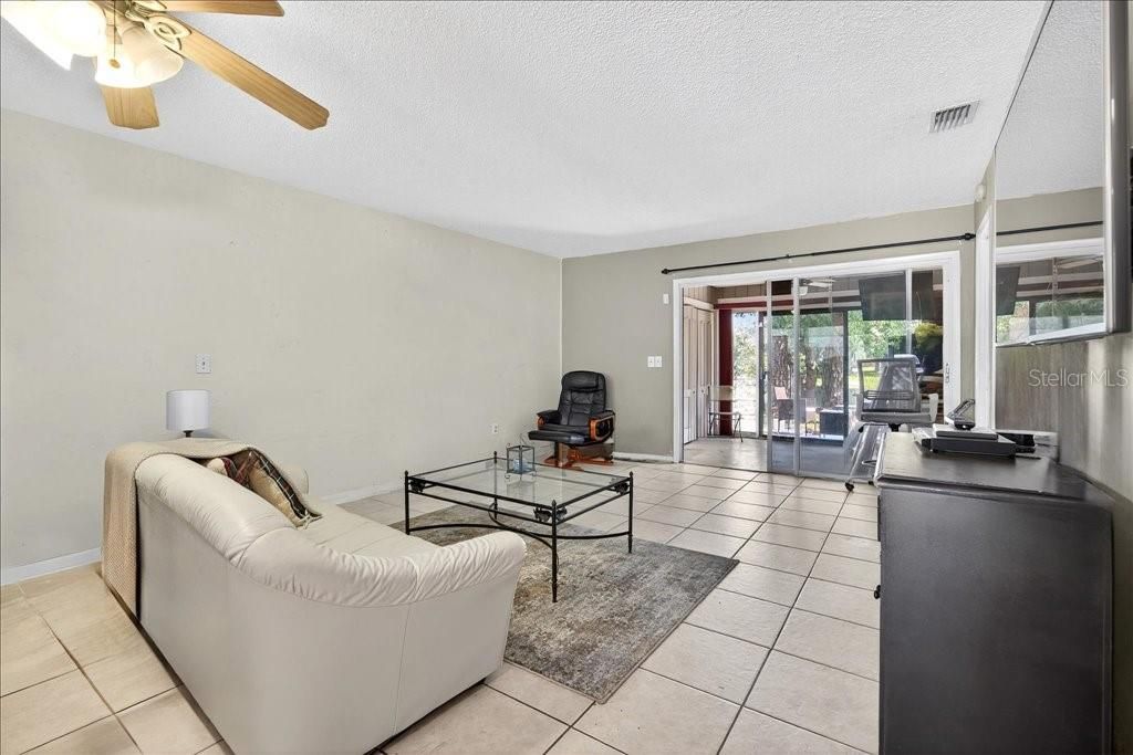 Active With Contract: $169,000 (2 beds, 2 baths, 1021 Square Feet)