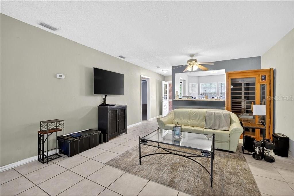 Active With Contract: $169,000 (2 beds, 2 baths, 1021 Square Feet)