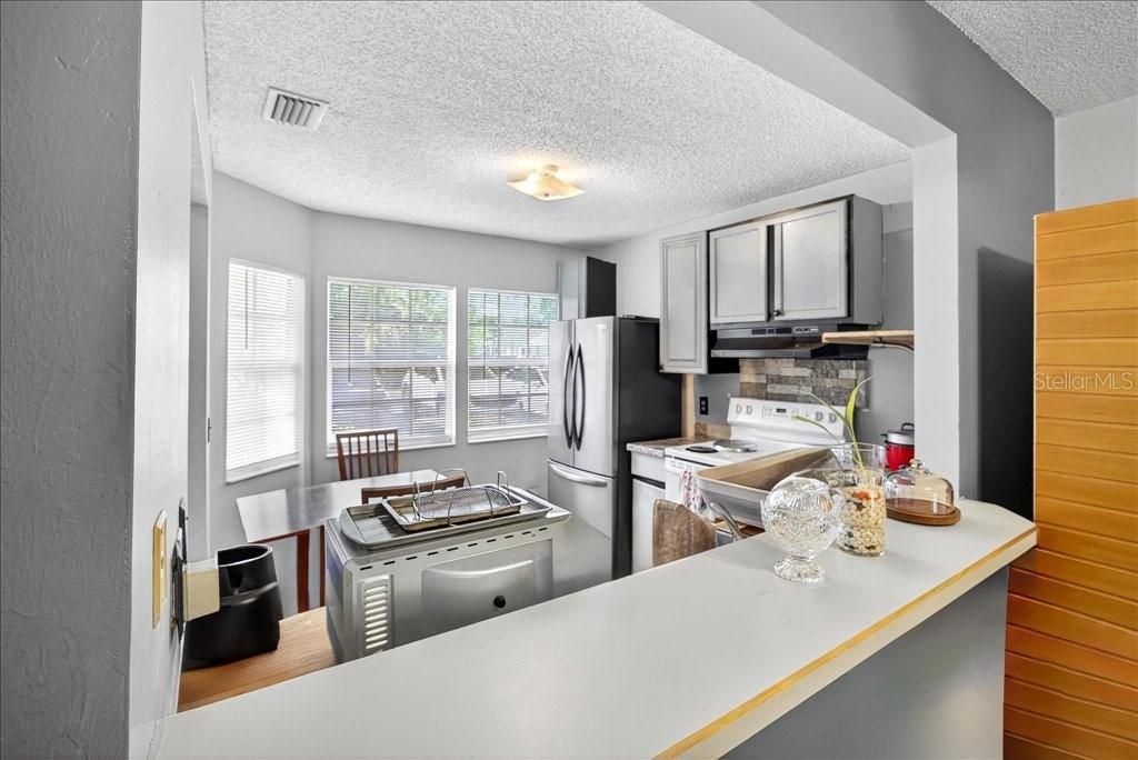 Active With Contract: $169,000 (2 beds, 2 baths, 1021 Square Feet)