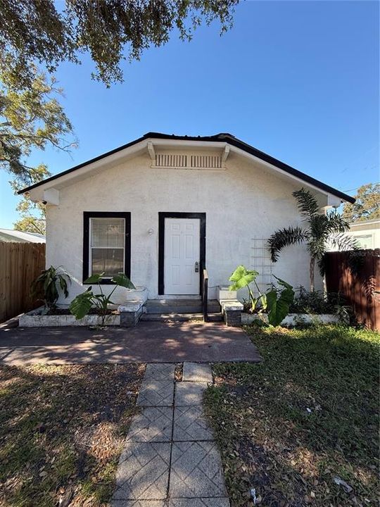 Recently Rented: $1,800 (4 beds, 1 baths, 1200 Square Feet)