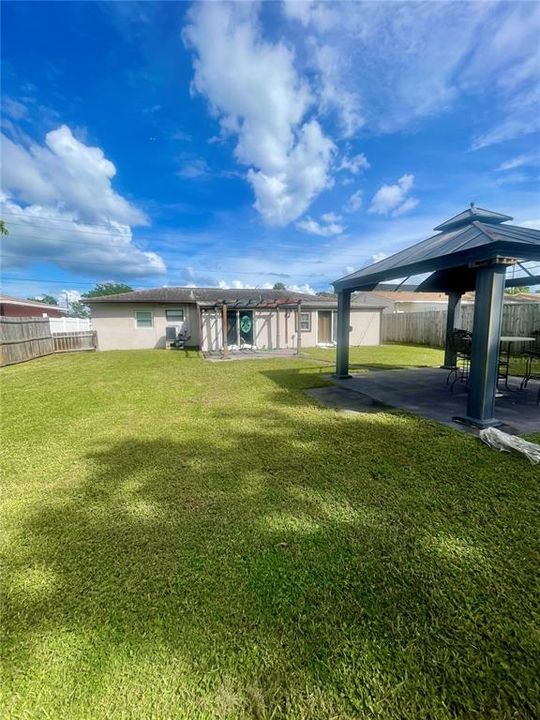 合同活跃: $225,000 (2 贝兹, 2 浴室, 874 平方英尺)