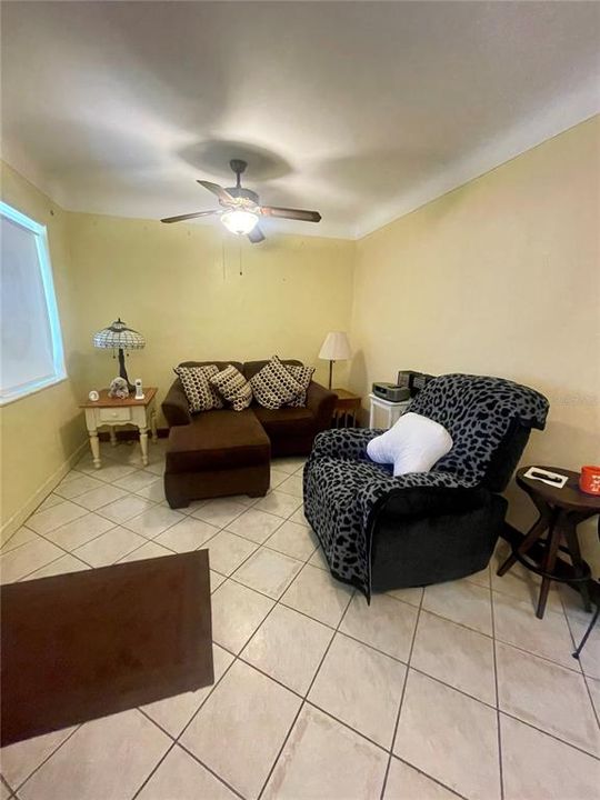 合同活跃: $225,000 (2 贝兹, 2 浴室, 874 平方英尺)