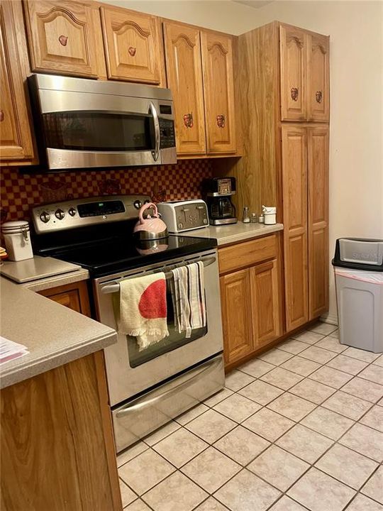 合同活跃: $225,000 (2 贝兹, 2 浴室, 874 平方英尺)