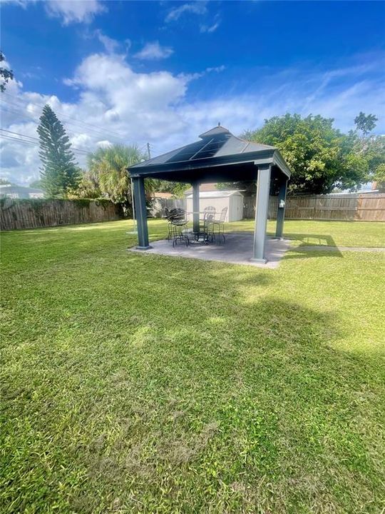 合同活跃: $225,000 (2 贝兹, 2 浴室, 874 平方英尺)