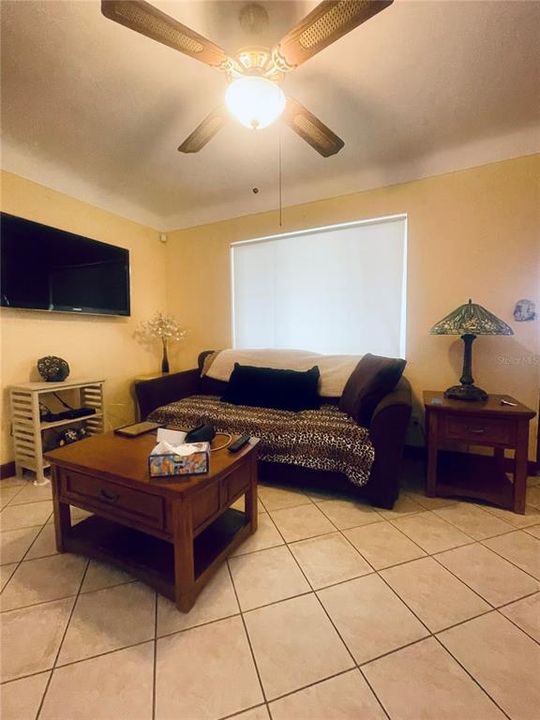 合同活跃: $225,000 (2 贝兹, 2 浴室, 874 平方英尺)