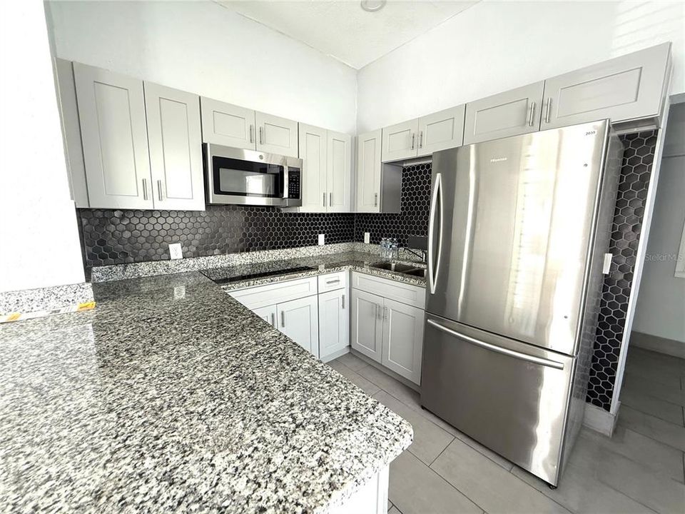 For Sale: $315,000 (2 beds, 2 baths, 825 Square Feet)