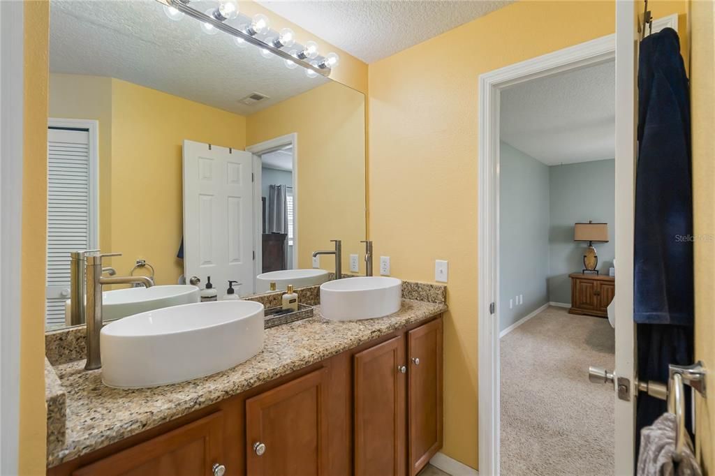 合同活跃: $320,000 (3 贝兹, 2 浴室, 1412 平方英尺)